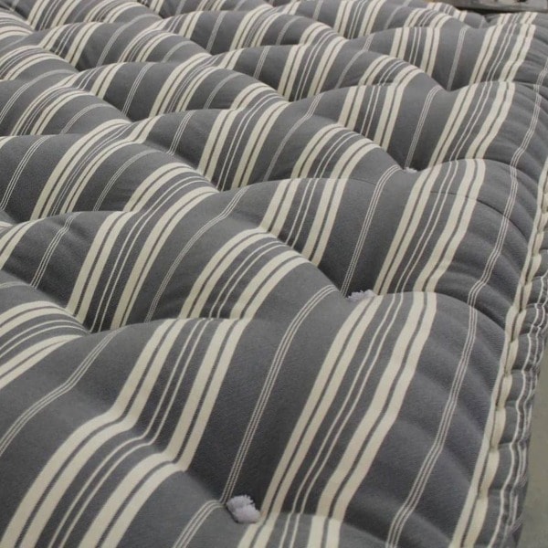 dormir-matelas-laine surface du matelas de laine