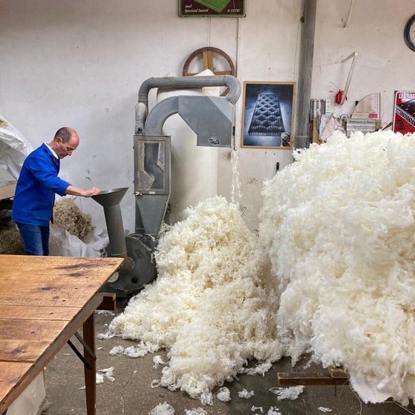 Laine de mouton cardée dans l'atelier Le Briand