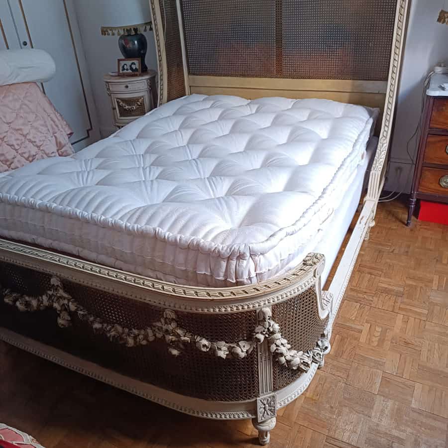 Matelas en laine sur mesure dans un lit ancien