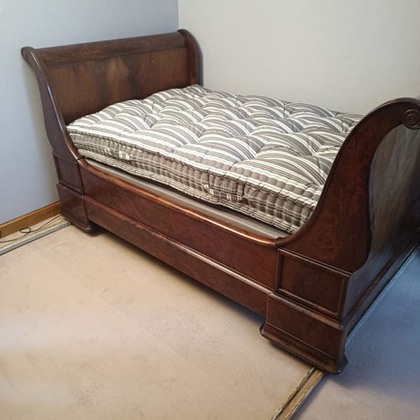 Matelas en laine à l'ancienne dans un lit bateau