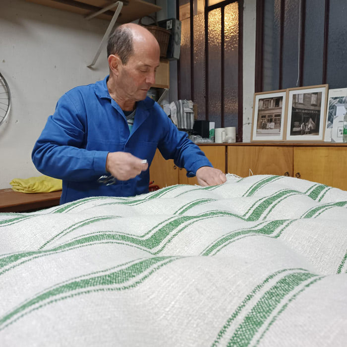 matelas-assise-banquette-tissu-ameublement-raye matelas de laine & sommier tapissier | Les ateliers Le Briand