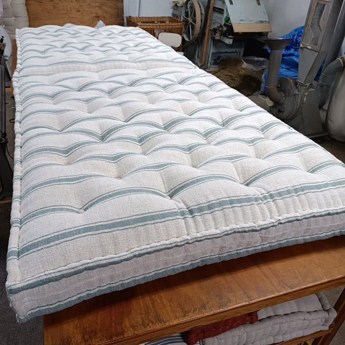 matelas-assise-banquette-tissu-ameublement-rayure-bouton-recouvert matelas de laine & sommier tapissier | Les ateliers Le Briand