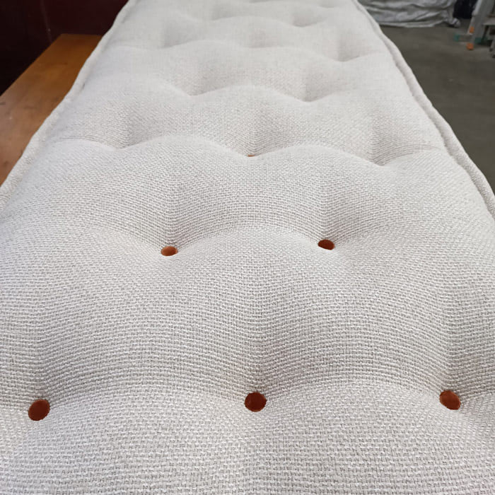 matelas-assise-banquette-tissu-ameublement-uni-bouton-recouvert matelas de laine & sommier tapissier | Les ateliers Le Briand