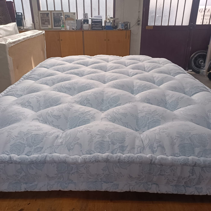 matelas-en-laine-damasse-bleu