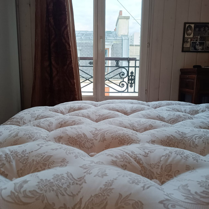 matelas-en-laine-damasse-gris
