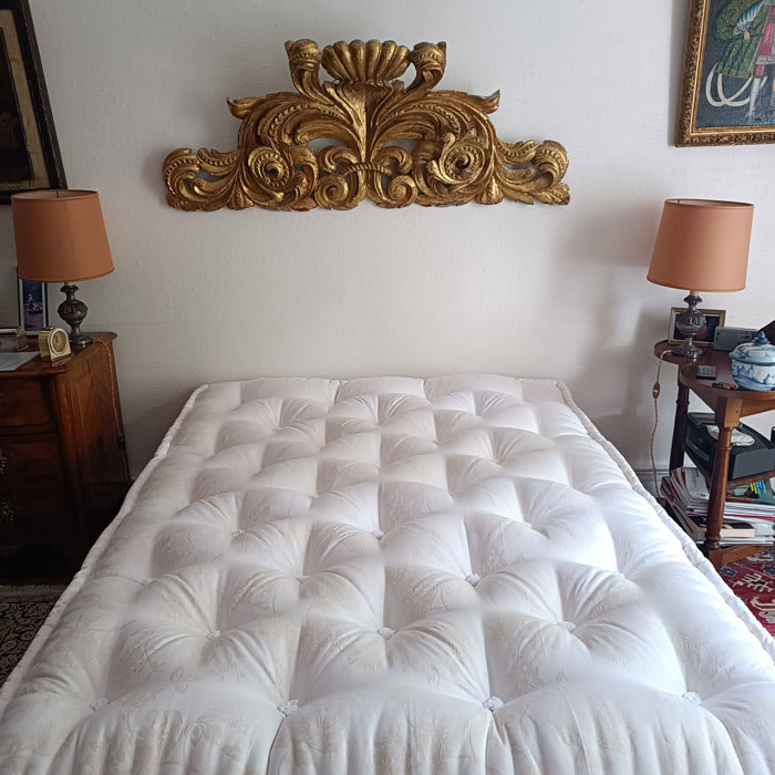 Matelas en laine capitonné dans une chambre