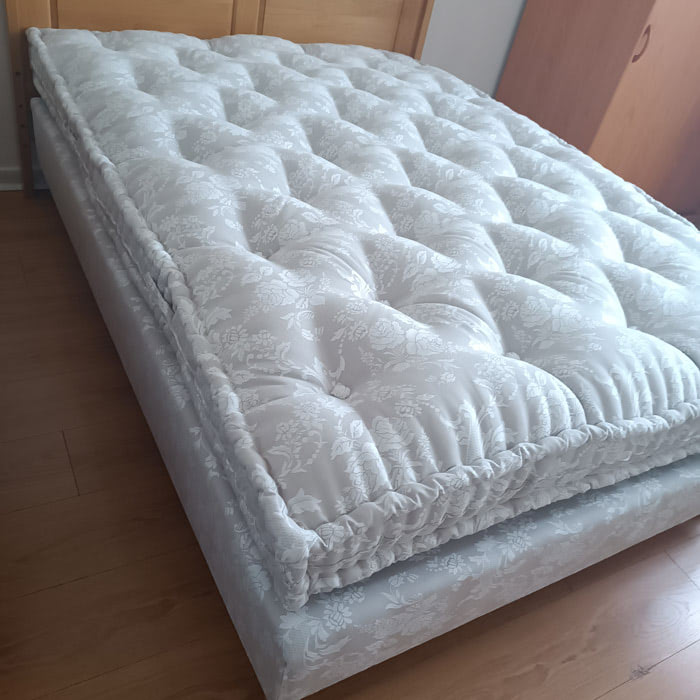 Matelas en laine posé sur son sommier tapissier