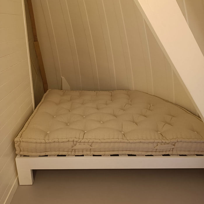 Matelas en laine sur mesure installé sous une soupente