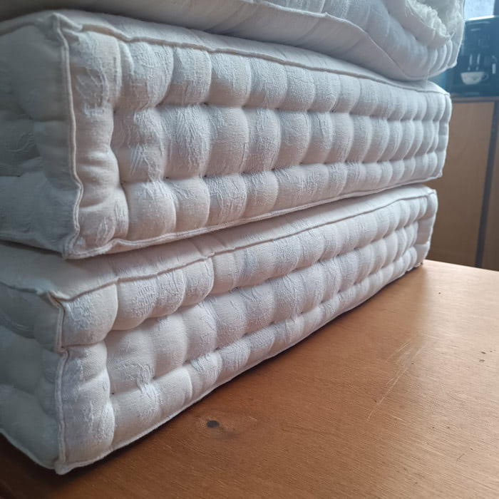 matelas-en-laine-borde-pique-damasse-champagne matelas de laine & sommier tapissier | Les ateliers Le Briand