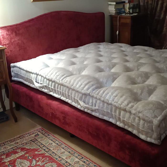 tete-de-lit-forme-chapeau-gendarme matelas de laine & sommier tapissier | Les ateliers Le Briand