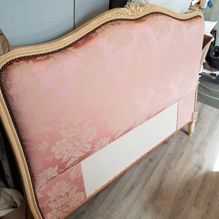 tete-de-lit-lit-louis-xv-tissu-lelievre matelas de laine & sommier tapissier | Les ateliers Le Briand