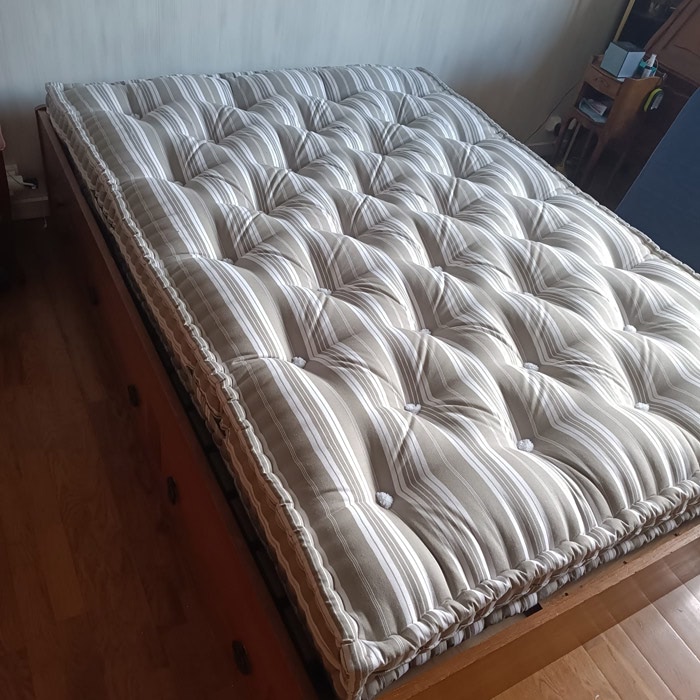 matelas-ancien-raye-beige