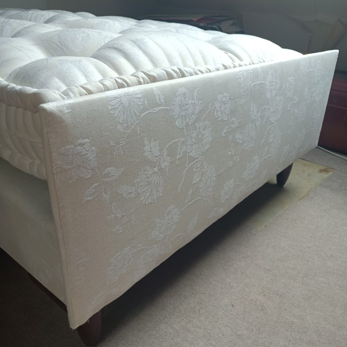 matelas-en-laine-damasse-blanc
