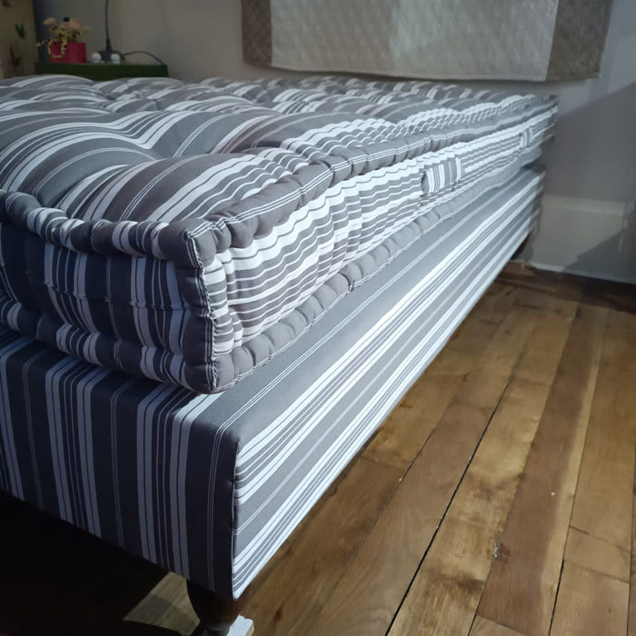 matelas-en-laine-de-mouton-raye-gris matelas de laine & sommier tapissier | Les ateliers Le Briand