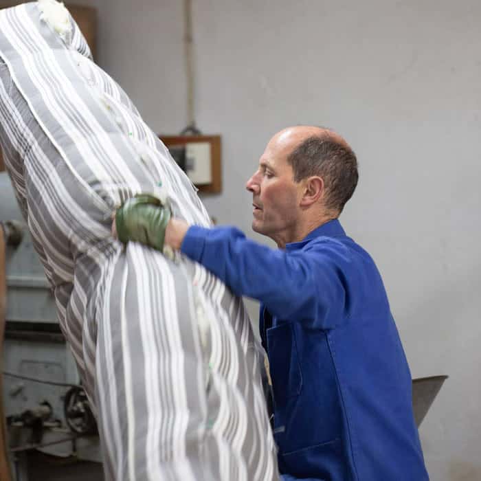 Matelassier garnissant un coutil rayé