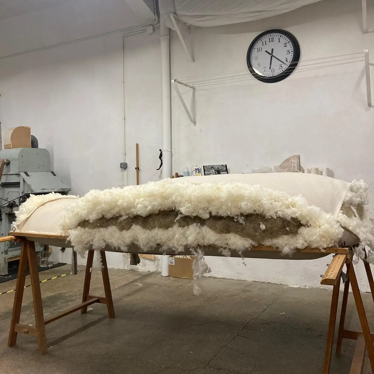 Garnissage d’un matelas en laine et crin : couches de laine de mouton de part et d’autre du crin